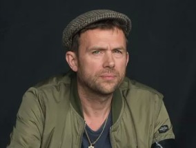 Blur乐队的Damon Albarn在报纸上发布了令人心碎的家庭讣告